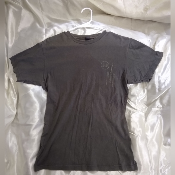 Twenty One Pilots Double Lines Logo Katakana T-Shirt Hot Topic Exclusive - Picture 2 of 5